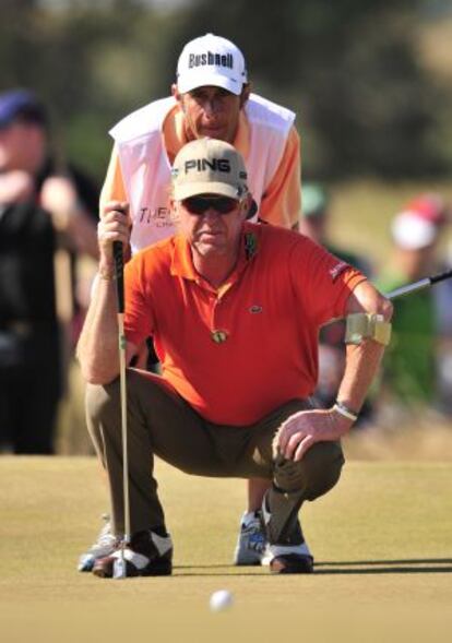 Jiménez estudia junto a su caddie la bola en un green