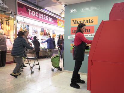 El nuevo cajero automático instalado en el mercado del Besòs de Barcelona.