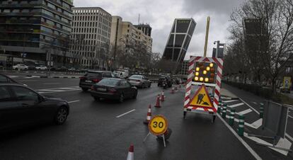 Atasco a la entrada del tunel de Plaza de Castilla de Madrid.