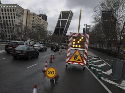 Atasco a la entrada del tunel de Plaza de Castilla de Madrid. 