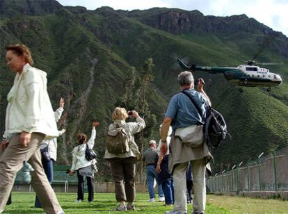 Los turistas observan a uno de los helicópteros de rescate en Machu Picchu.