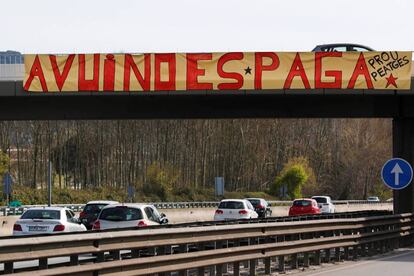 Pancarta penjada per activistes dels CDR a l'AP-7.