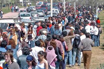 Varios centenares de peruanos esperan para votar en las 114 urnas instaladas en un polideportivo de Barcelona.