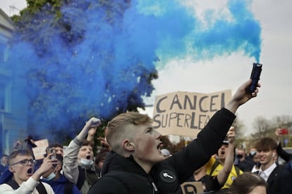 Aficionados del Chelsea protestan frente al estadio de Stamford Bridge, en Londres, contra la decisión del equipo de ser incluido entre los clubes que intentan formar una nueva Superliga europea. La reacción a la propuesta de 12 clubes de formar una Superliga exclusiva ha ido desde la ira y la condena hasta el humor y el sarcasmo.