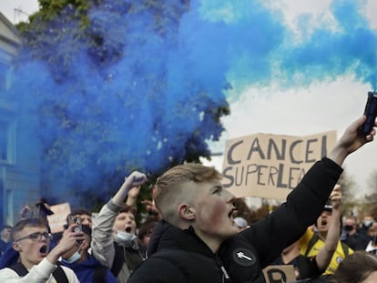 Aficionados del Chelsea, en mayo de 2021, protestan frente al estadio de Stamford Bridge, en Londres, contra la decisión del equipo de ser incluido entre los clubes que intentaron formar una nueva Superliga europea.