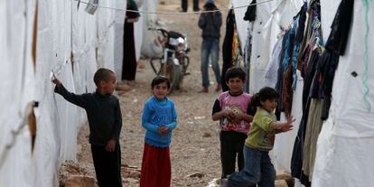 Ni&ntilde;os sirios juegan en marzo pasado fuera de unas tiendas en un campo de refugiados en Arsal.