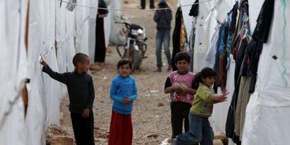 Niños sirios juegan en marzo pasado fuera de unas tiendas en un campo de refugiados en Arsal.