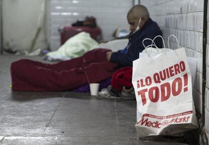 Un hombre descansa en el lugar habilitado para personas sin techo por Metro en el interior de la Estación del Arte.