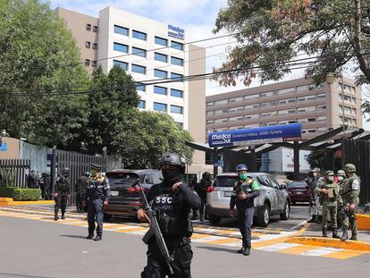 Miembros de la policía de Ciudad de México y del Ejército vigilan el hospital donde es intervenido Omar García Harfuch, jefe de la policía local.