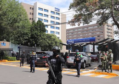 Miembros de la policía de Ciudad de México y del Ejército vigilan el hospital donde es intervenido Omar García Harfuch, jefe de la policía local.