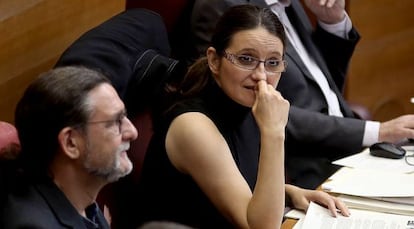La diputada de Compromís Mònica Oltra, durante el pleno de las Cortes.