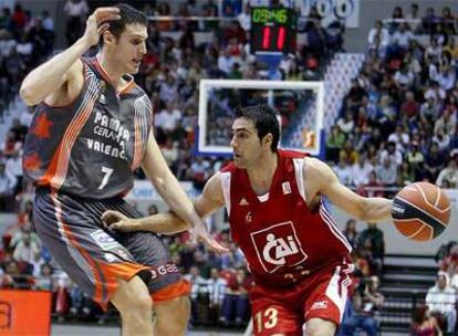 Quinteros y Perovic, en un lance del partido