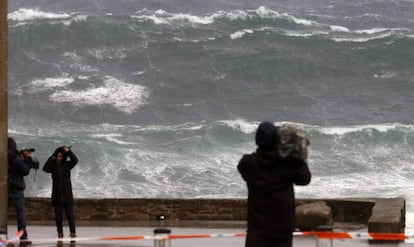 Journalists film the wild conditions in Muxía (A Coruña).