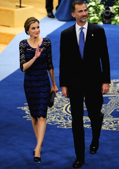 Para la ceremonia de entrega de los Premios Príncipe de Asturias de 2014. La reina Letizia apostó por un vestido azul de Felipe Varela. El traje era de encaje de malla azul y bordado en negro hasta la rodilla, con manga francesa.