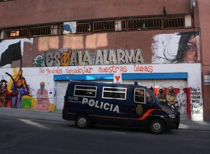 "La orden nos llegó hace casi tres semanas. La cosa era inminente, nos lo esperábamos", ha contado a ELPAIS.com uno de los miembros de la Asamblea de <i>La Alarma</i>. El edificio es propiedad de la promotora Avantis y está abandonado hace más de cinco años.