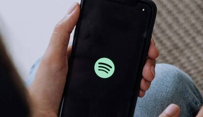 Logo Spotify en un smartphone 