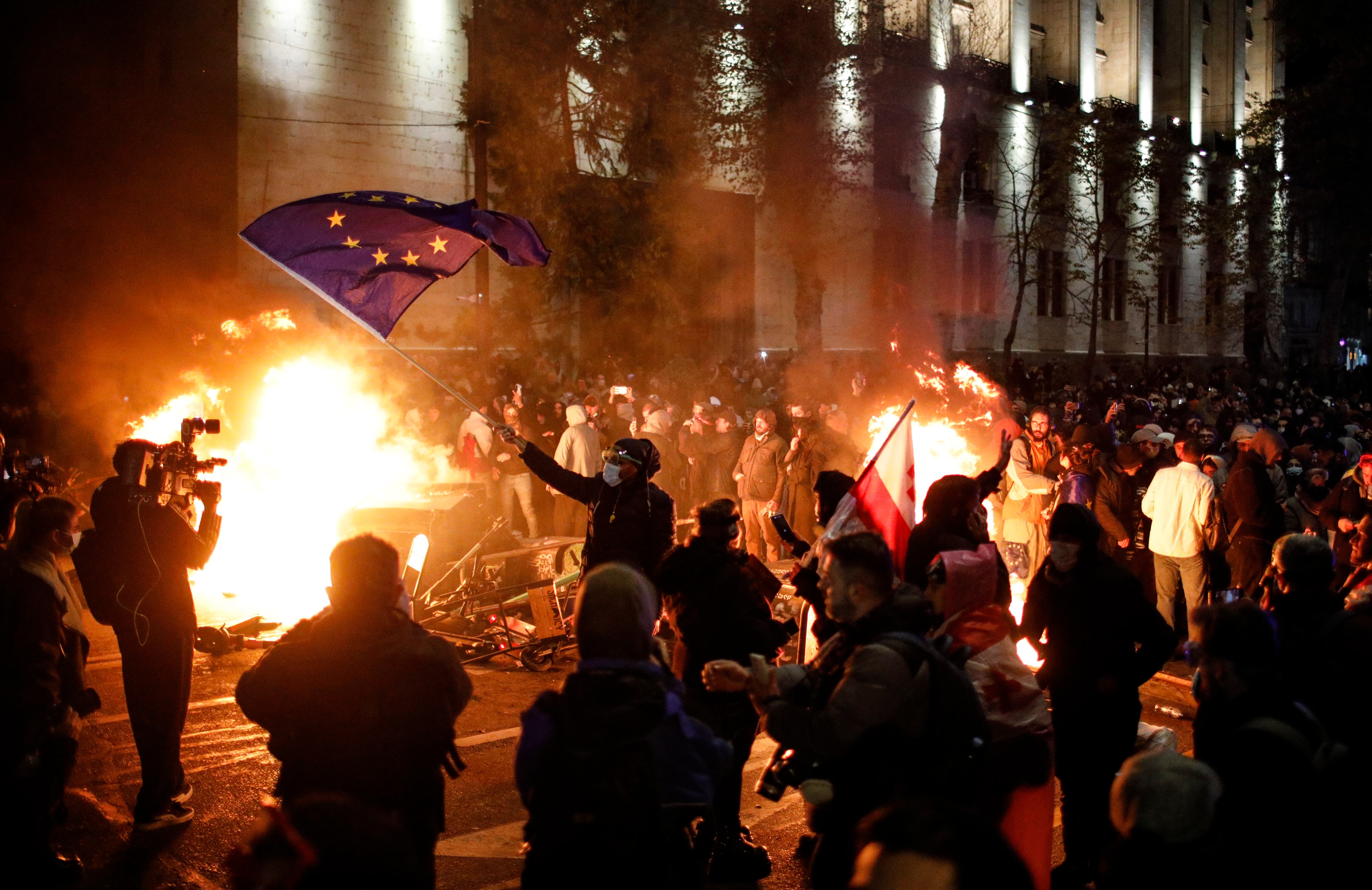 El Gobierno de Georgia frena la adhesión a la UE y la oposición se echa a la calle para protestar