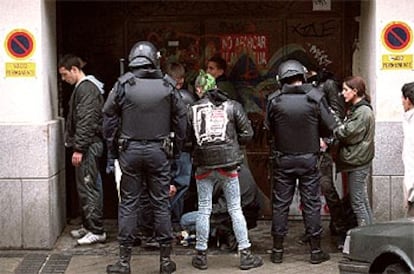 La policía identificaba a algunos de los participantes en la marcha.