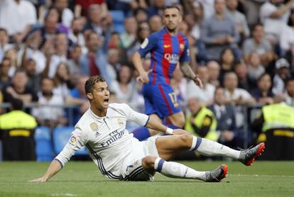 El delantero portugués del Real Madrid Cristiano Ronaldo se queja de un posible penalty.