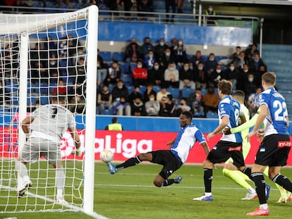 Mamadou Loum, en la acción del gol del Alavés.