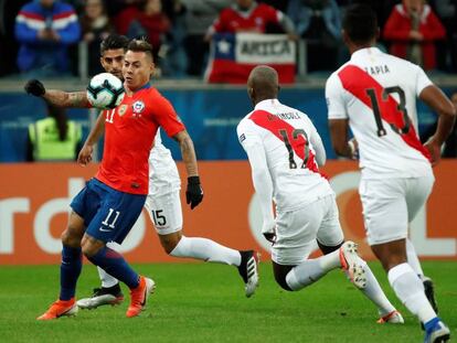 Vargas controla el balón ante Advíncula y Tapia.