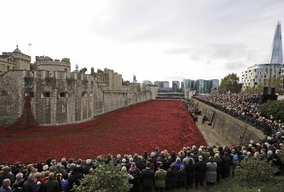 En los alrededores de la Torre de Londres (Reino Unido), 888,246 amapolas de cerámica representan las bajas militares británicas de la Primera Guerra Mundial