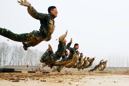 Sesión de entrenamiento de policías paramilitares chinos en Suzhou, provincia de Anhui.