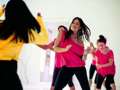 Participantes en el encuentro de Reebok en Nueva York durante una clase de &#039;dance&#039; dirigida por Vanessa Vasallo (de espaldas, de amarillo).