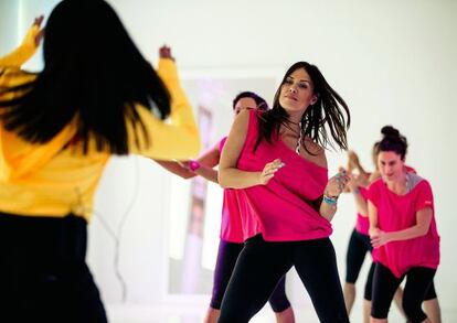 Participantes en el encuentro de Reebok en Nueva York durante una clase de &#039;dance&#039; dirigida por Vanessa Vasallo (de espaldas, de amarillo).