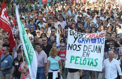 Un grupo de manifestantes de UGT y CC OO ayer en las calles de San Sebastián.