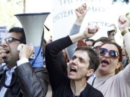 Varios empleados de la banca protestan en una manifestaci&oacute;n organizada frente al Parlamento en Nicosia, Chipre. 