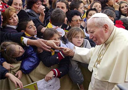 El Papa saluda a un grupo de niños en San Alessio, a las afueras de Roma.