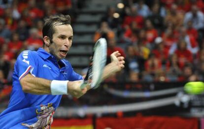 Radek Stepanek of Czech Republic returns a ball to Spanish tennis player Nicol&aacute;s Almagro.