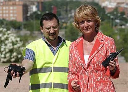 La presidenta de la Comunidad, Esperanza Aguirre, porta un dispositivo contra los maltratadores.