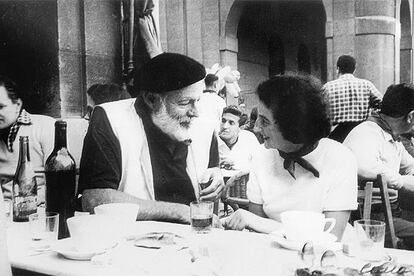 Ernest Hemingway y Valerie Danby, en el bar Txoko de Pamplona en 1959.