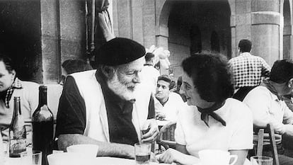 Ernest Hemingway y Valerie Danby, en el bar Txoko de Pamplona en 1959.