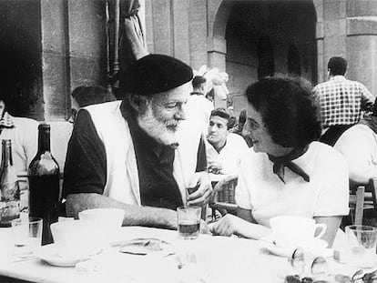 Ernest Hemingway y Valerie Danby, en el bar Txoko de Pamplona en 1959.