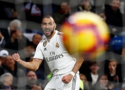 Benzema celebra un gol durante el partido de Liga ante el Rayo Vallecano celebrado en el Santiago Bernabeu, en 2018. 