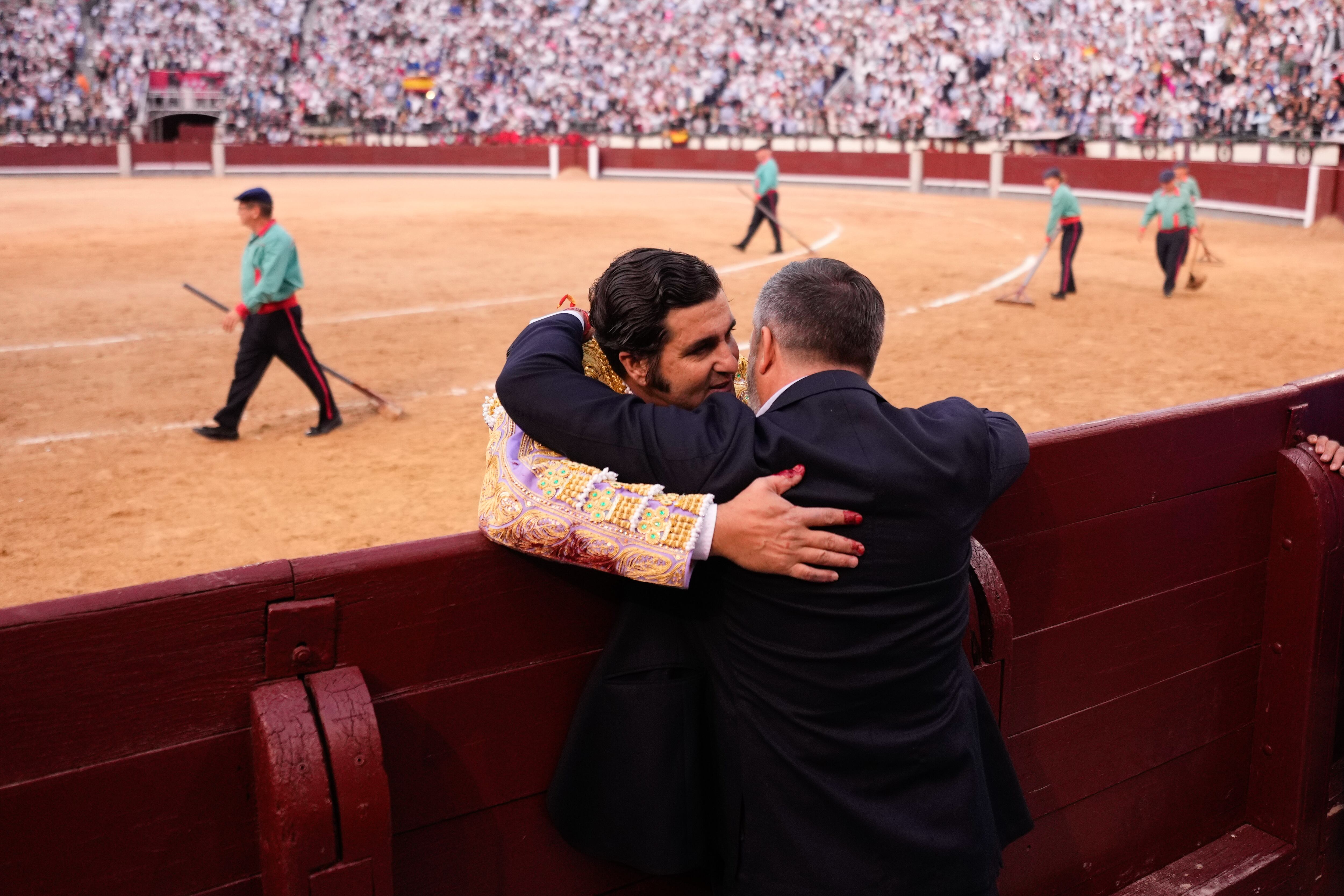 Morante de la Puebla brindó la muerte de su segundo toro a Santiago Abascal, presidente de Vox, con quien se fundió en un abrazo.