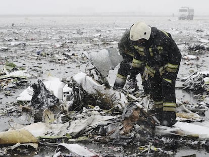 Un total de 62 personas, entre ellas dos españoles miembros de la tripulación, perecieron en la madrugada del sábado al estrellarse un avión Boeing 737 de la compañía de bajo coste FlyDubai cuando intentaba aterrizar en el aeropuerto de la ciudad rusa de Rostov del Don. En la imagen, servicios de emergencia buscan restos en el lugar del accidente.