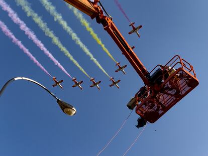 La Patrulla Águila dibuja la bandera de España en el cielo de Madrid al terminar el desfile militar en el Día de la Hispanidad.