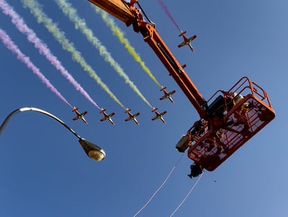 La Patrulla Águila dibuja la bandera de España en el cielo de Madrid al terminar el desfile militar en el Día de la Hispanidad.