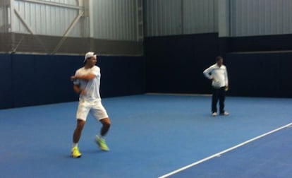 Nadal golpea la pelota en presencia de su tío Toni.