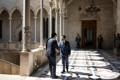 El nuevo presidente de la Generalitat, Salvador Illa, saluda al expresidente Pere Aragonès, antes de la toma de posesión, este sábado.