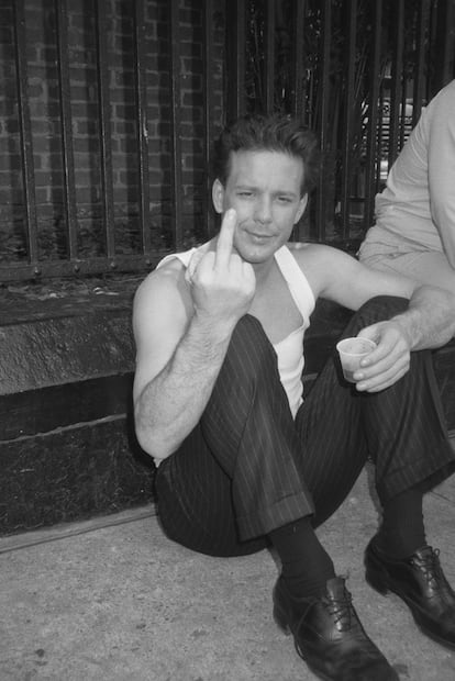 Mickey Rourke gives the middle finger to the camera, in 1985.