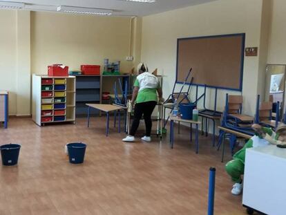 Labores de limpieza en un colegio de Monachil (Granada).
