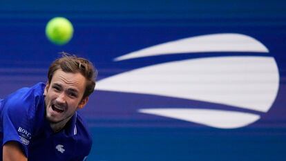 Medvedev sirve durante la semifinal contra Auger-Aliassime.