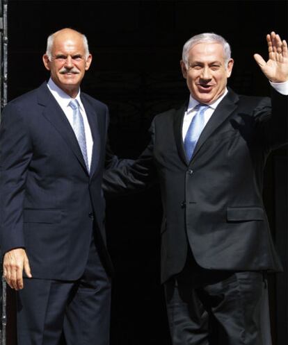 Netanyahu (derecha), con el primer ministro griego, Yorgos Papandreu, ayer en Atenas.