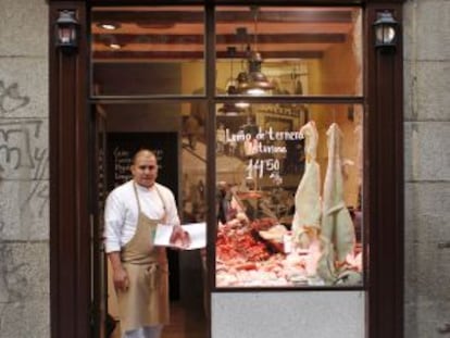 Ángel Segura posa en la fachada de la renovada Casquería Méndez (Encomienda 1, Madrid)