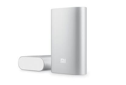 <strong>POR SI TE QUEDAS SIN BATERÍA</strong></br>Para los que hagan un uso intensivo del móvil, conviene invertir algo en un power bank, una batería portátil para el móvil . El fabricante chino Xiaomi ofrece uno de 10.000 mAh con un fino chasis y un diseño muy estilizado. Es capaz de llegar a cuatro recargas completas. <strong>Dónde comprar:</strong> <a href="http://www.amazon.es/" target="_blank">Amazon.</a> <strong>Precio:</strong> 18€